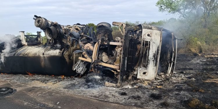 Trágico vuelco de camión de combustible en la Ruta PY09 deja un fallecido Trágico vuelco de camión de combustible en la Ruta PY09 deja un fallecido