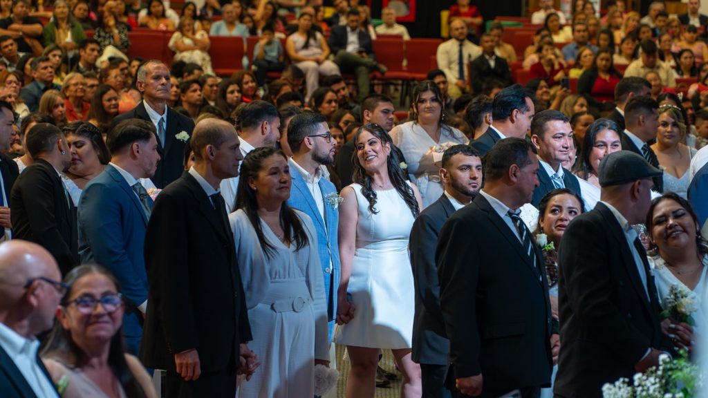 Más de cien parejas sellaron su amor en boda comunitaria en el Centro Familiar de Adoración
