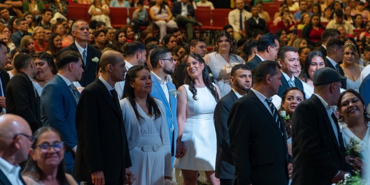 Más de cien parejas sellaron su amor en boda comunitaria en el Centro Familiar de Adoración Más de cien parejas sellaron su amor en boda comunitaria en el Centro Familiar de Adoración