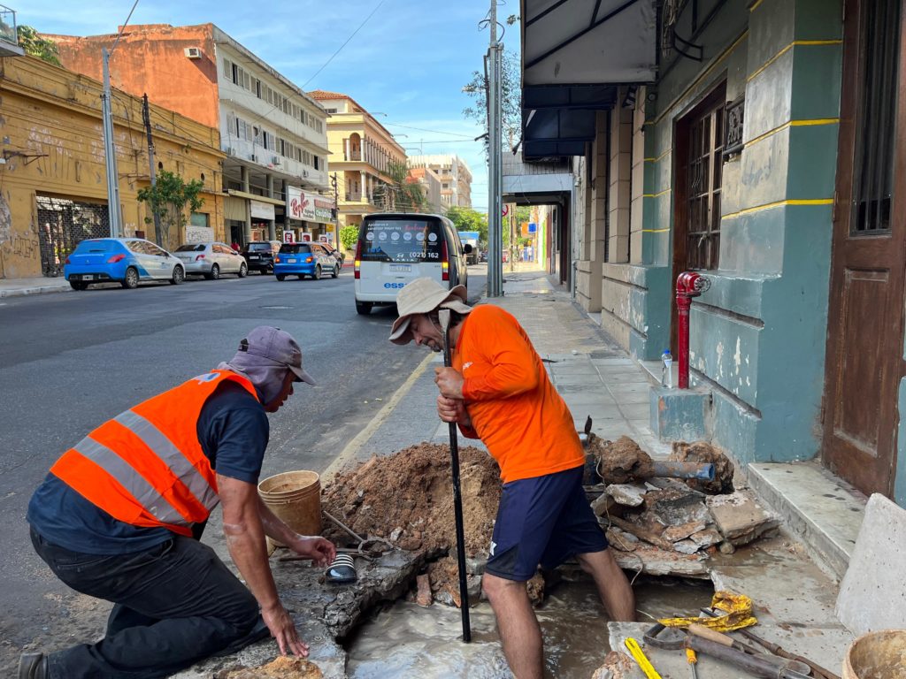 ESSAP inicia cortes del servicio de agua a usuarios con facturas impagas en varios barrios de Asunción