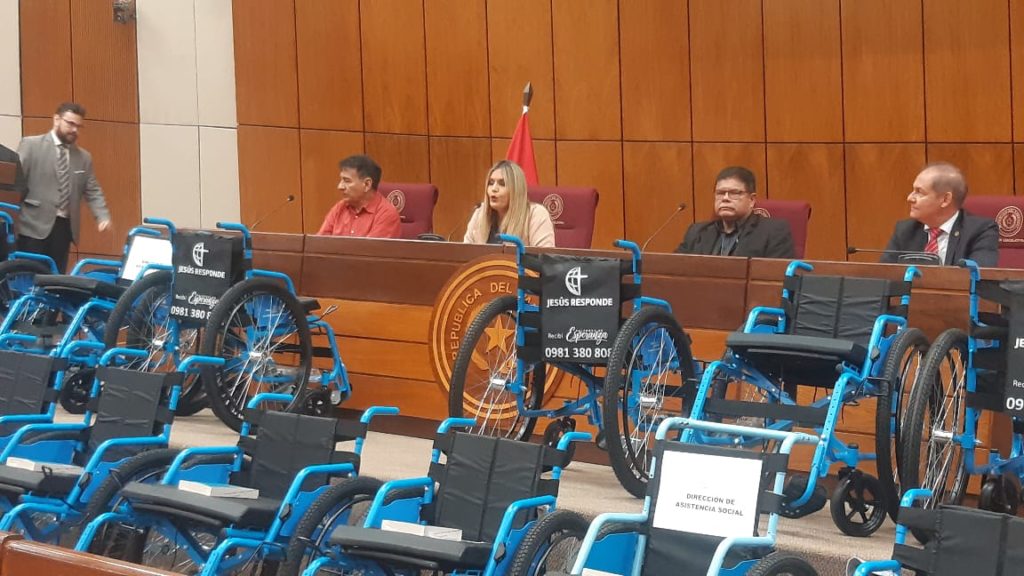 La Fundación “Jesús Responde” donó 20 sillas de ruedas a Asistencia Social del Senado, para gente de escasos recursos