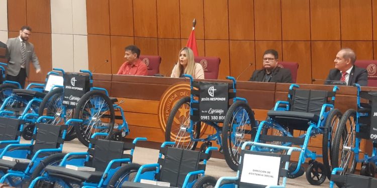 La Fundación “Jesús Responde” donó 20 sillas de ruedas a Asistencia Social del Senado, para gente de escasos recursos La Fundación “Jesús Responde” donó 20 sillas de ruedas a Asistencia Social del Senado, para gente de escasos recursos