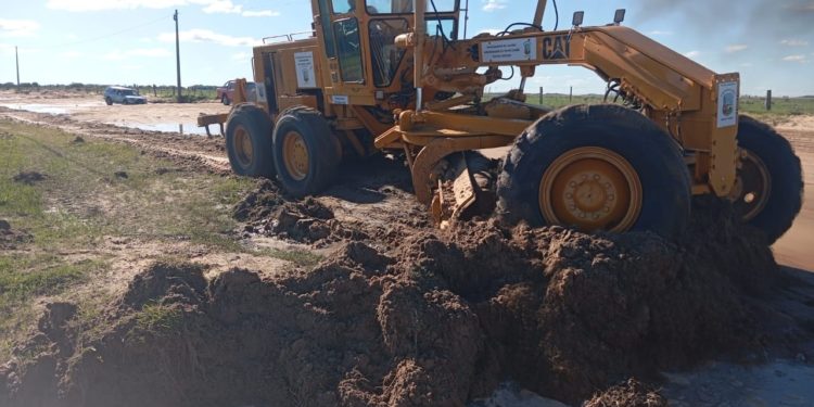 Vecinos de Los Laureles-Ñeembucú reparan caminos, ante el abandono del Gobierno Central Vecinos de Los Laureles-Ñeembucú reparan caminos, ante el abandono del Gobierno Central