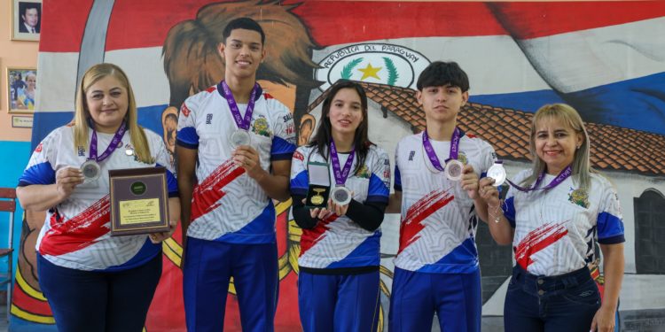 Talento paraguayo conquista Abu Dhabi: estudiantes del Colegio Nacional de Luque ganan oro en ingeniería informática