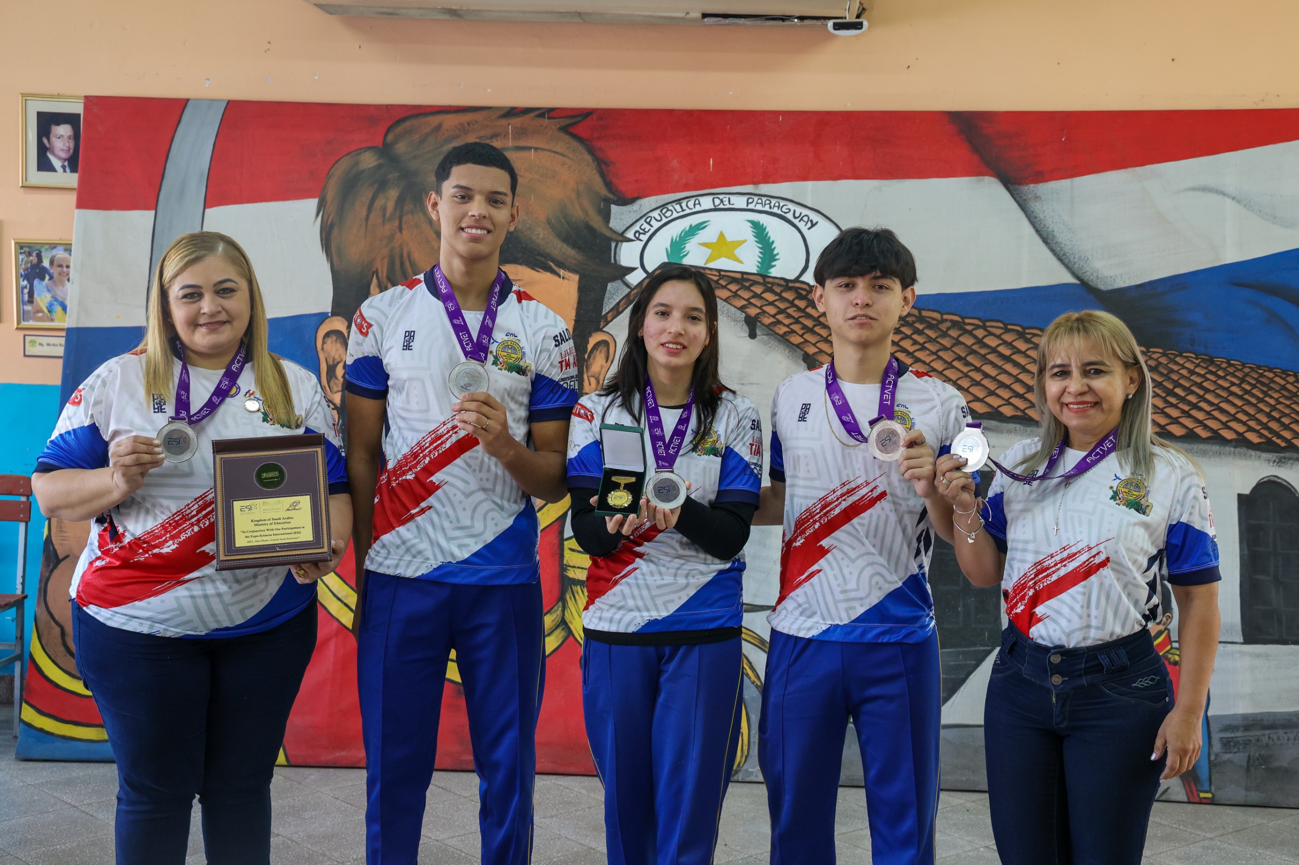 Talento paraguayo conquista Abu Dhabi: estudiantes del Colegio Nacional de Luque ganan oro en ingeniería informática