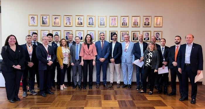 Misión empresarial de Países Bajos explora oportunidades en el sector logístico-naviero de Paraguay Misión empresarial de Países Bajos explora oportunidades en el sector logístico-naviero de Paraguay