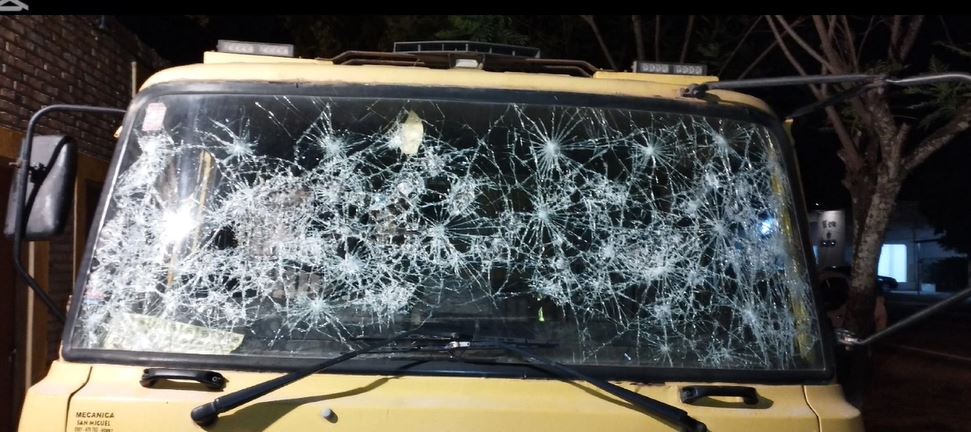 Indignante: dañaron gravemente a camión de los bomberos