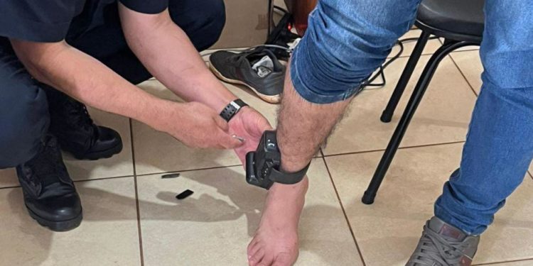 Implementan tobillera electrónica en otro caso de violencia familiar