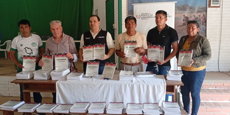 El pueblo Ayoreo celebra entrega de su diccionario y gramática bilingüe, símbolo de identidad y resistencia cultural