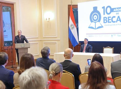 BECAL celebra una década: La “revolución educativa” que democratizó la excelencia, según el Gobierno