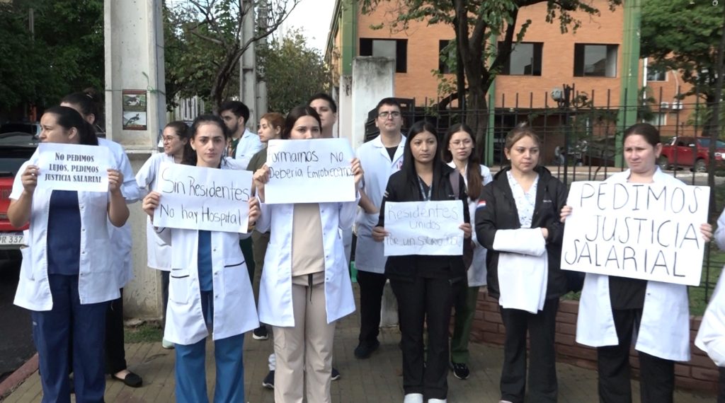 Médicos residentes del Hospital Militar reclaman reajuste salarial y advierten posible huelga Médicos residentes del Hospital Militar reclaman reajuste salarial y advierten posible huelga