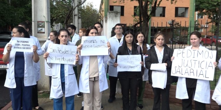 Médicos residentes del Hospital Militar reclaman reajuste salarial y advierten posible huelga Médicos residentes del Hospital Militar reclaman reajuste salarial y advierten posible huelga
