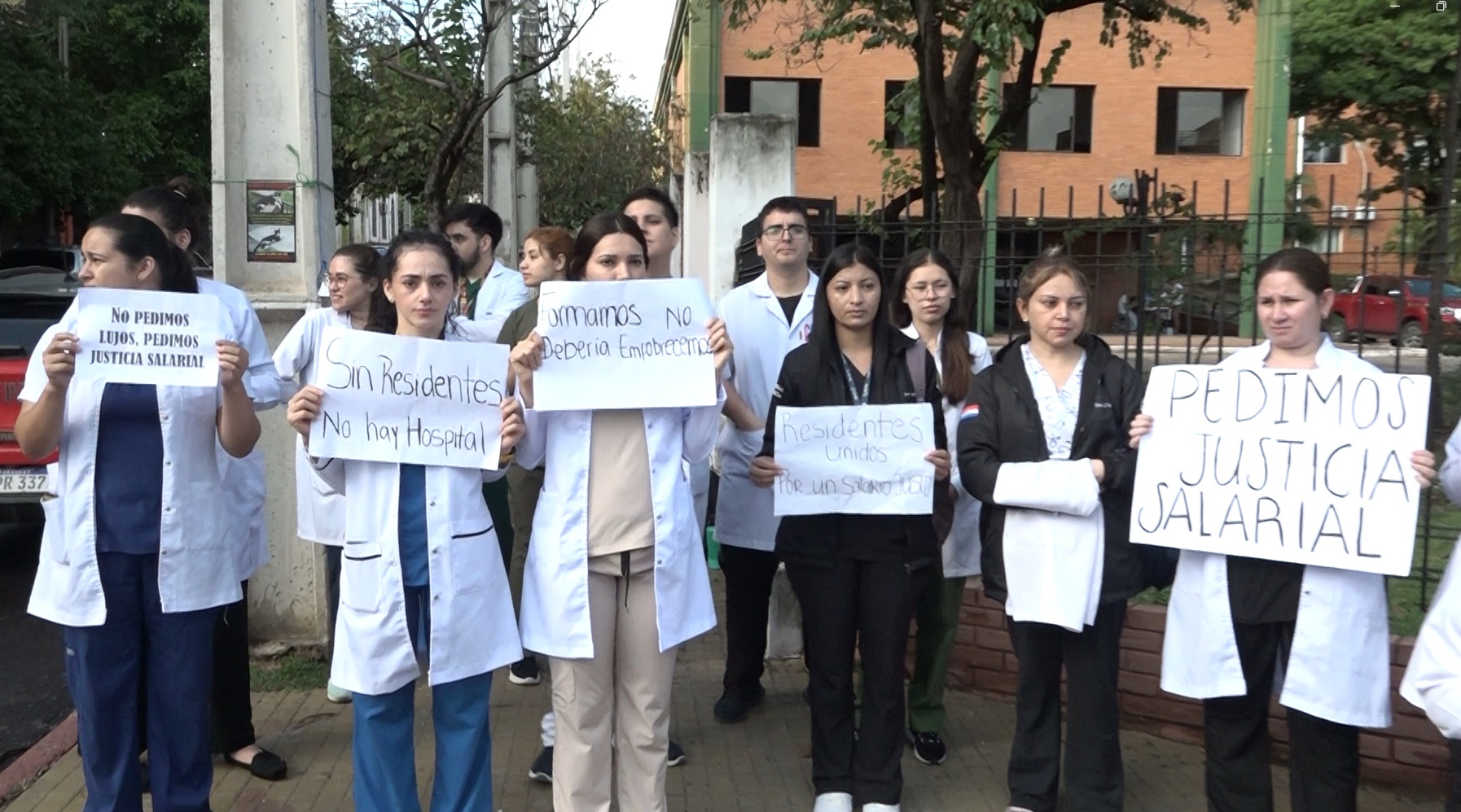 Médicos residentes del Hospital Militar reclaman reajuste salarial y advierten posible huelga