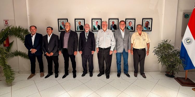 Exgobernadores del XVI Departamento de Boquerón reciben homenaje con retratos oficiales