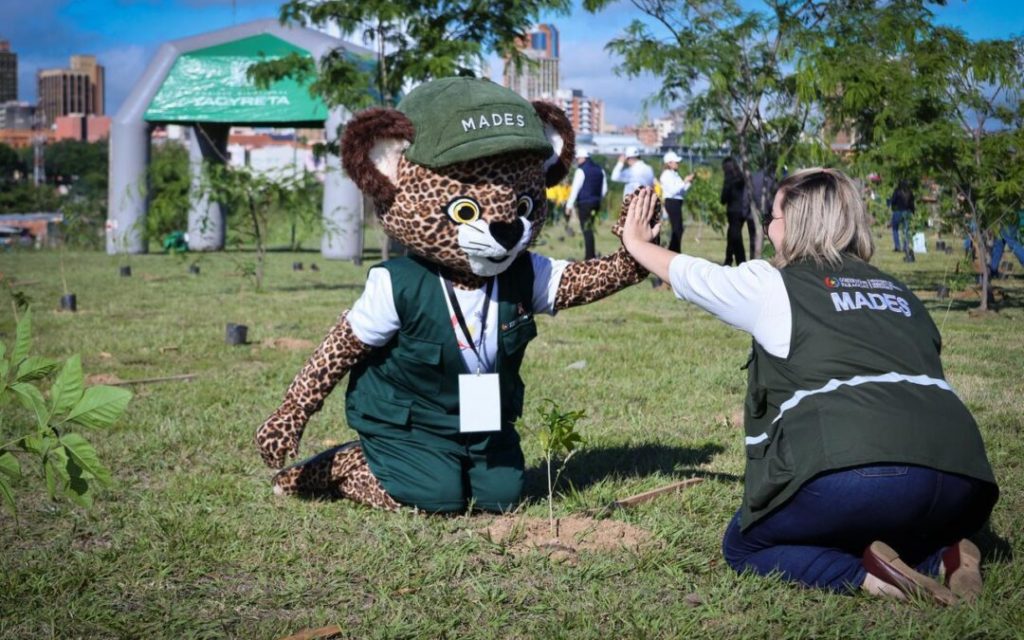 Reforestación Urbana: MADES y EBY plantan 2.000 árboles nativos para crear «Pulmón Verde» en Asunción Reforestación Urbana: MADES y EBY plantan 2.000 árboles nativos para crear «Pulmón Verde» en Asunción