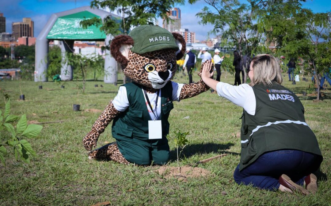 Reforestación Urbana: MADES y EBY plantan 2.000 árboles nativos para crear «Pulmón Verde» en Asunción
