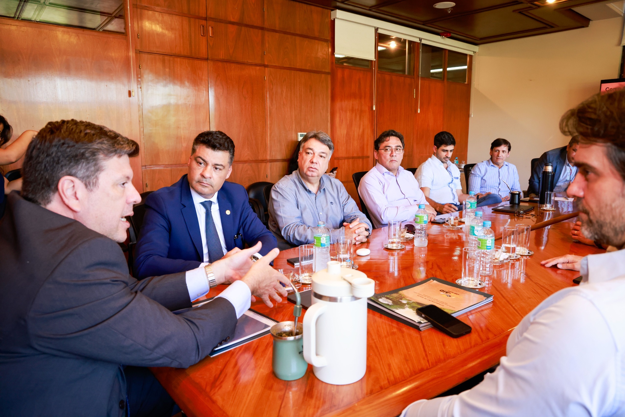 Empresa brasileña anuncia inversión para dedicarse a mejorar caminos productivos en Paraguay