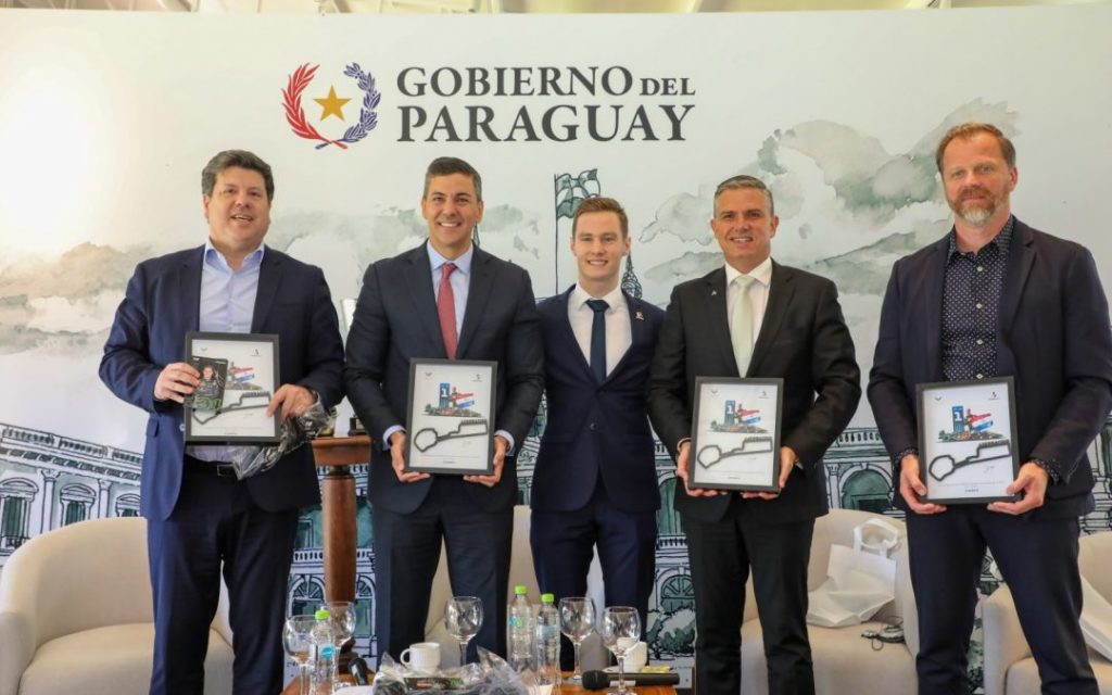 Jóvenes pilotos paraguayos reciben renovación de la licencia Marca País en la “Gala de Campeones”