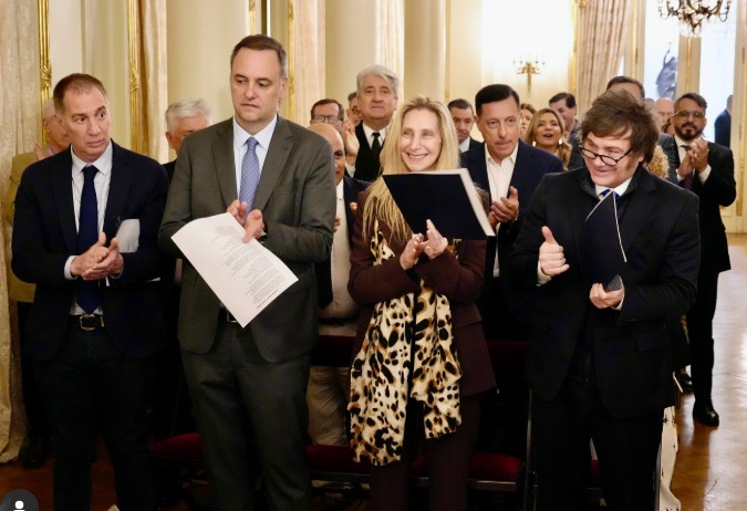 Milei refuerza vínculo con iglesias evangélicas en un encuentro cargado de simbolismo espiritual y político