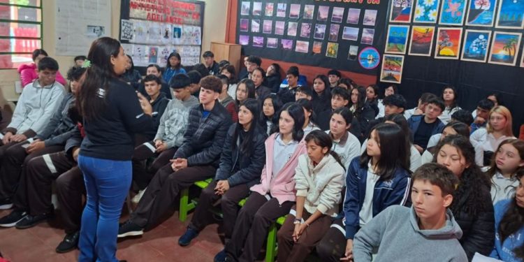 “Noviazgo sin Violencia” llegó a más de 500 estudiantes en Coronel Oviedo y Tobatí “Noviazgo sin Violencia” llegó a más de 500 estudiantes en Coronel Oviedo y Tobatí