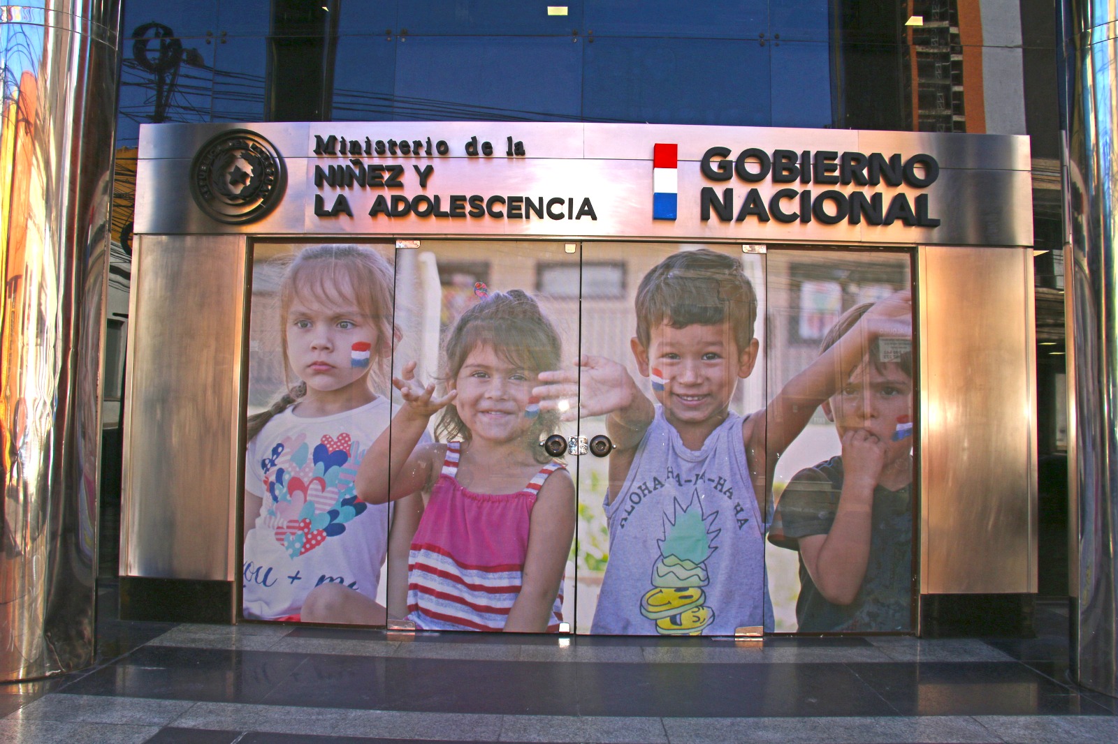 Postura firme del MINNA: ministro no cede ante la condición sexual sobreviviente en adopciones y pide «blindar» la Ley vigente