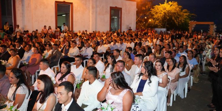 Concepción: más de 100 parejas celebraron su unión en el histórico puerto de la capital del Primer Departamento