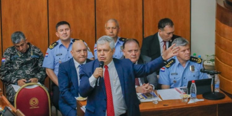 Ministro Riera recibe respaldo de senadores de HC sobre propuesta de uso del polígrafo en la Policía Nacional