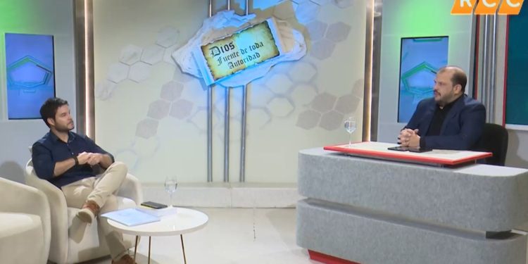 La Constitución y la ley prohíben adopción por parte de parejas del mismo sexo, ratifica el ministro de la Niñez La Constitución y la ley prohíben adopción por parte de parejas del mismo sexo, ratifica el ministro de la Niñez