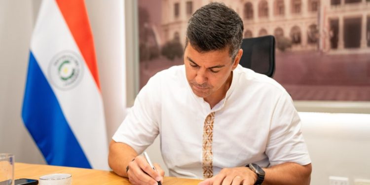 Ejecutivo promulga Ley N° 7564, que limita embargos y descuentos sobre salarios de funcionarios públicos