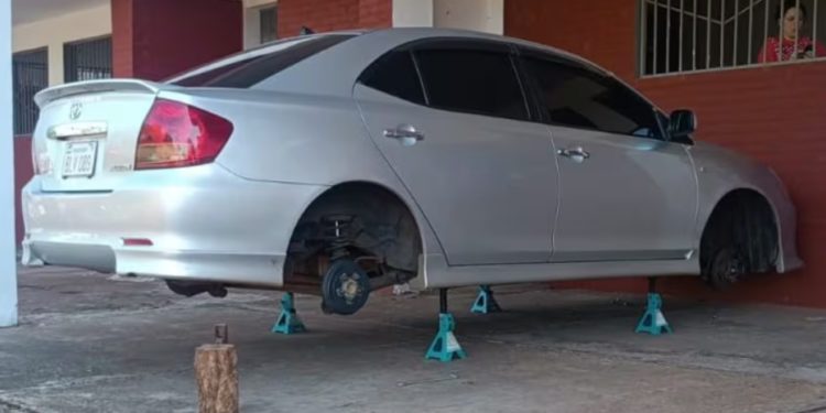 Insólito: ¡robaron las 4 ruedas de un automóvil! Insólito: ¡robaron las 4 ruedas de un automóvil!