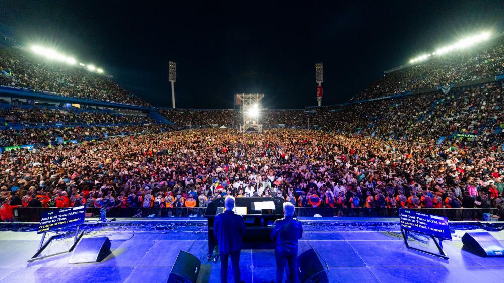 75 000 personas asistieron a un estadio en Argentina durante la cruzada evangelística de la Billy Graham Evangelistic Association (BGEA); más de 9 000 tomaron la decisión de seguir a Cristo