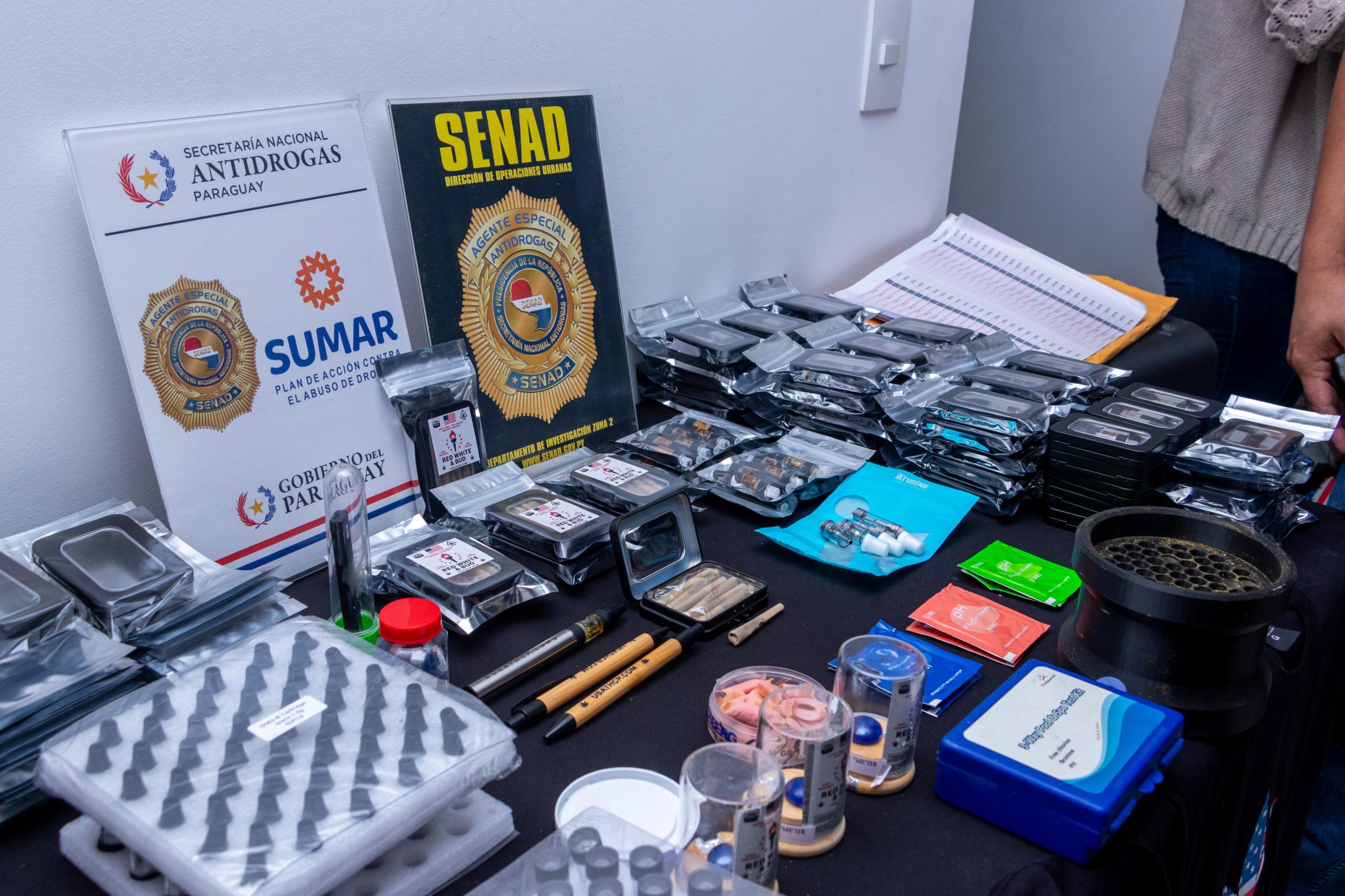 De película: montó un laboratorio de marihuana en un departamento