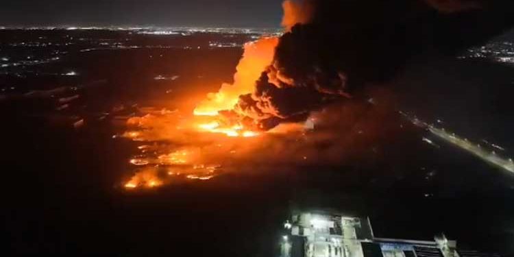 Impresionante incendio y explosión en Ezeiza, Argentina
