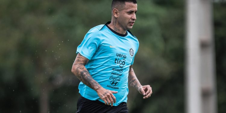 Derlis González propone una reducción del 50% de su salario en Olimpia