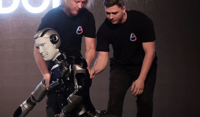 Mal debut de robot ruso: ¡se cayó en su presentación!