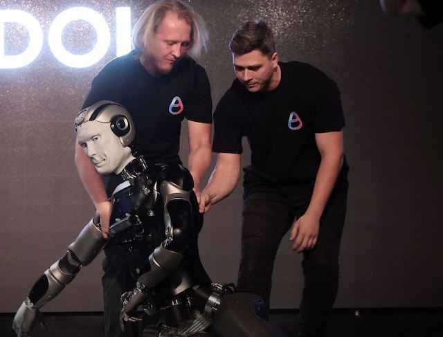 Mal debut de robot ruso: ¡se cayó en su presentación!