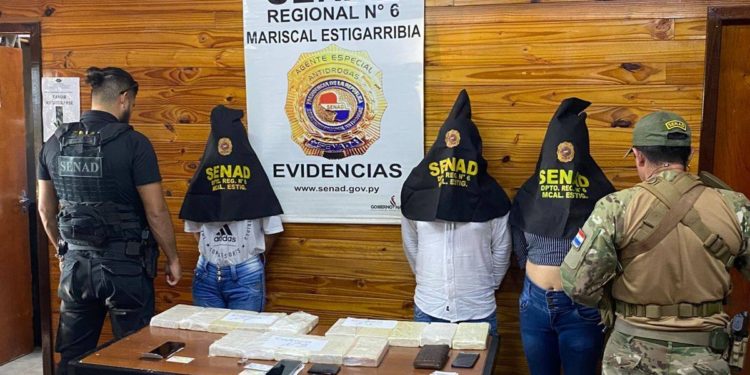 Bolivianos detenidos en el Chaco con más de 15 kilos de cocaína Bolivianos detenidos en el Chaco con más de 15 kilos de cocaína