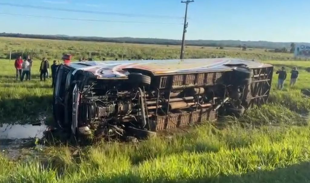 Tragedia en la Ruta PY02: Vuelco de bus con estudiantes deja dos fallecidos en la zona de Cnel. Oviedo