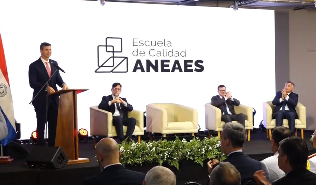 Santiago Peña: “La calidad en la educación no se negocia y es la base del desarrollo del Paraguay” Santiago Peña: “La calidad en la educación no se negocia y es la base del desarrollo del Paraguay”