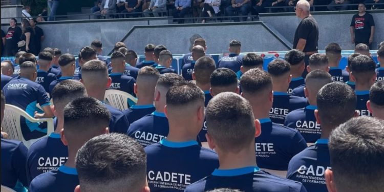 Impacto del Evangelio: Bautismo multitudinario marca a la nueva generación de policías bonaerenses Impacto del Evangelio: Bautismo multitudinario marca a la nueva generación de policías bonaerenses