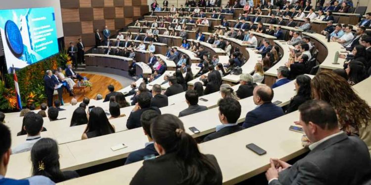 El BCP lanzó un libro que revela el camino de Paraguay hacia la obtención del Grado de Inversión