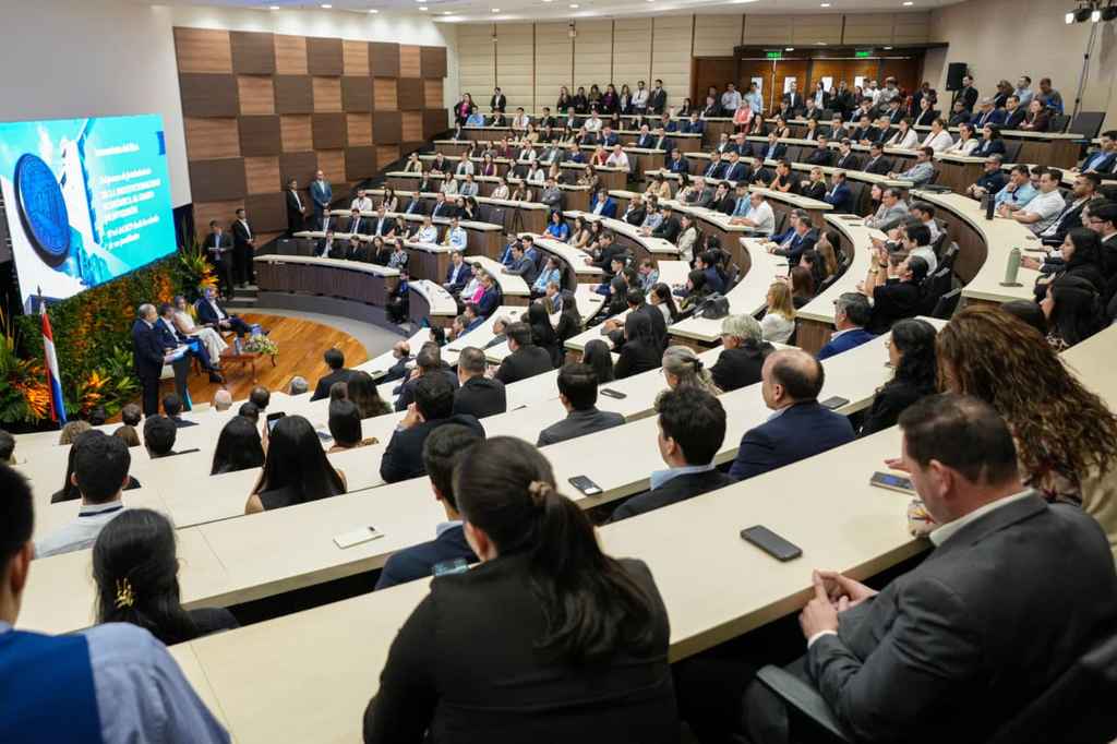 El BCP lanzó un libro que revela el camino de Paraguay hacia la obtención del Grado de Inversión