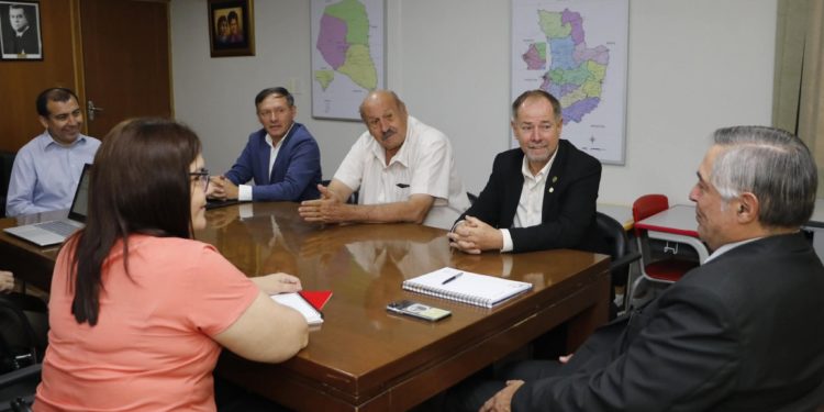 Ministro de Educación e intendentes de Boquerón acuerdan trabajo conjunto sobre microplanificación Ministro de Educación e intendentes de Boquerón acuerdan trabajo conjunto sobre microplanificación