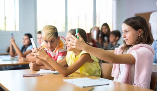 Gobierno impulsa ley que regula uso de celulares en escuelas y busca proteger la salud mental estudiantil
