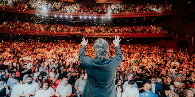 Dante Gebel cerró su gira por Argentina entre récords solidarios y especulaciones políticas Dante Gebel cerró su gira por Argentina entre récords solidarios y especulaciones políticas