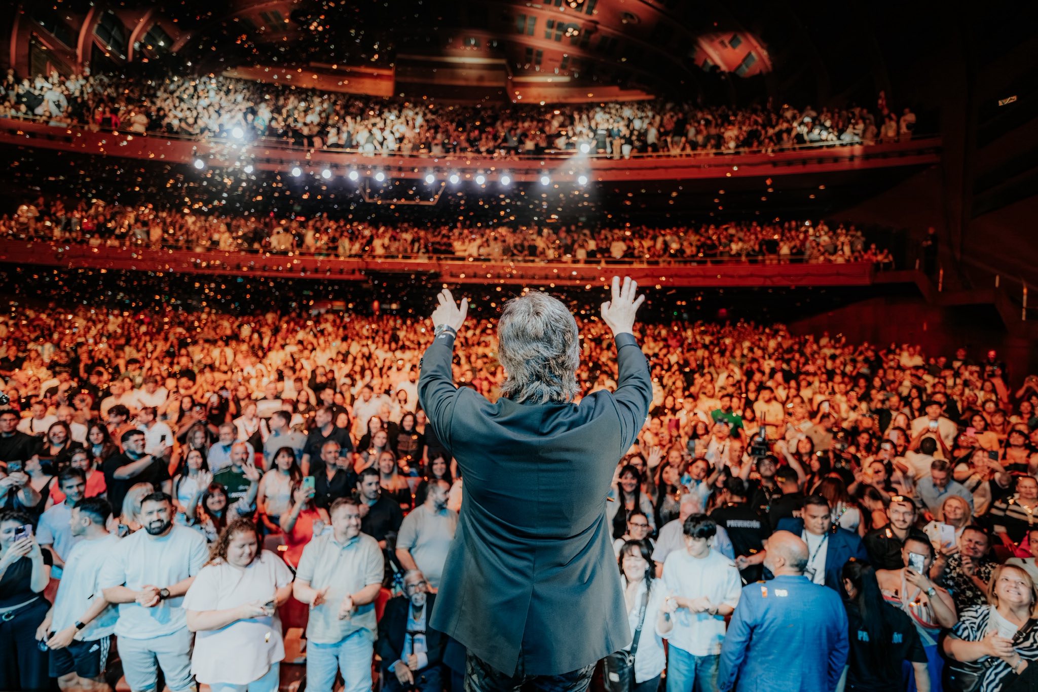 Dante Gebel cerró su gira por Argentina entre récords solidarios y especulaciones políticas