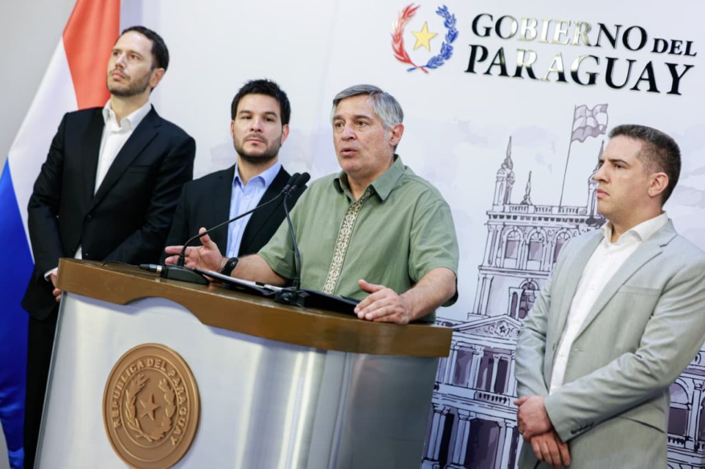 Ministro alerta que se avecina una “gran pandemia mental” en niños y adolescentes y defiende regulación del uso de celulares