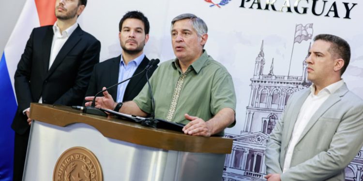 Ministro alerta que se avecina una “gran pandemia mental” en niños y adolescentes y defiende regulación del uso de celulares