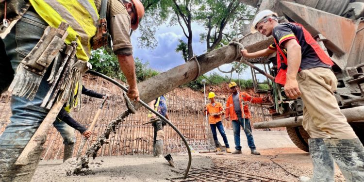 Economía y Finanzas sale «al rescate» y anuncia pago urgente de la deuda del MOPC con constructoras Economía y Finanzas sale «al rescate» y anuncia pago urgente de la deuda del MOPC con constructoras