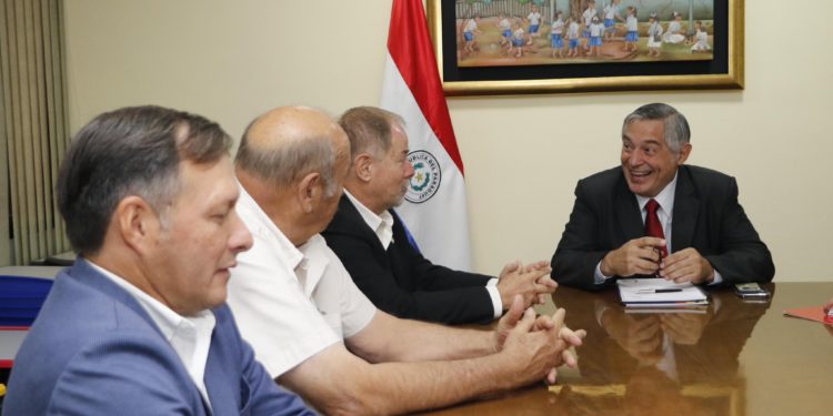 Luz verde para nuevas escuelas en Filadelfia: El MEC atenderá el crecimiento migratorio del Chaco Luz verde para nuevas escuelas en Filadelfia: El MEC atenderá el crecimiento migratorio del Chaco